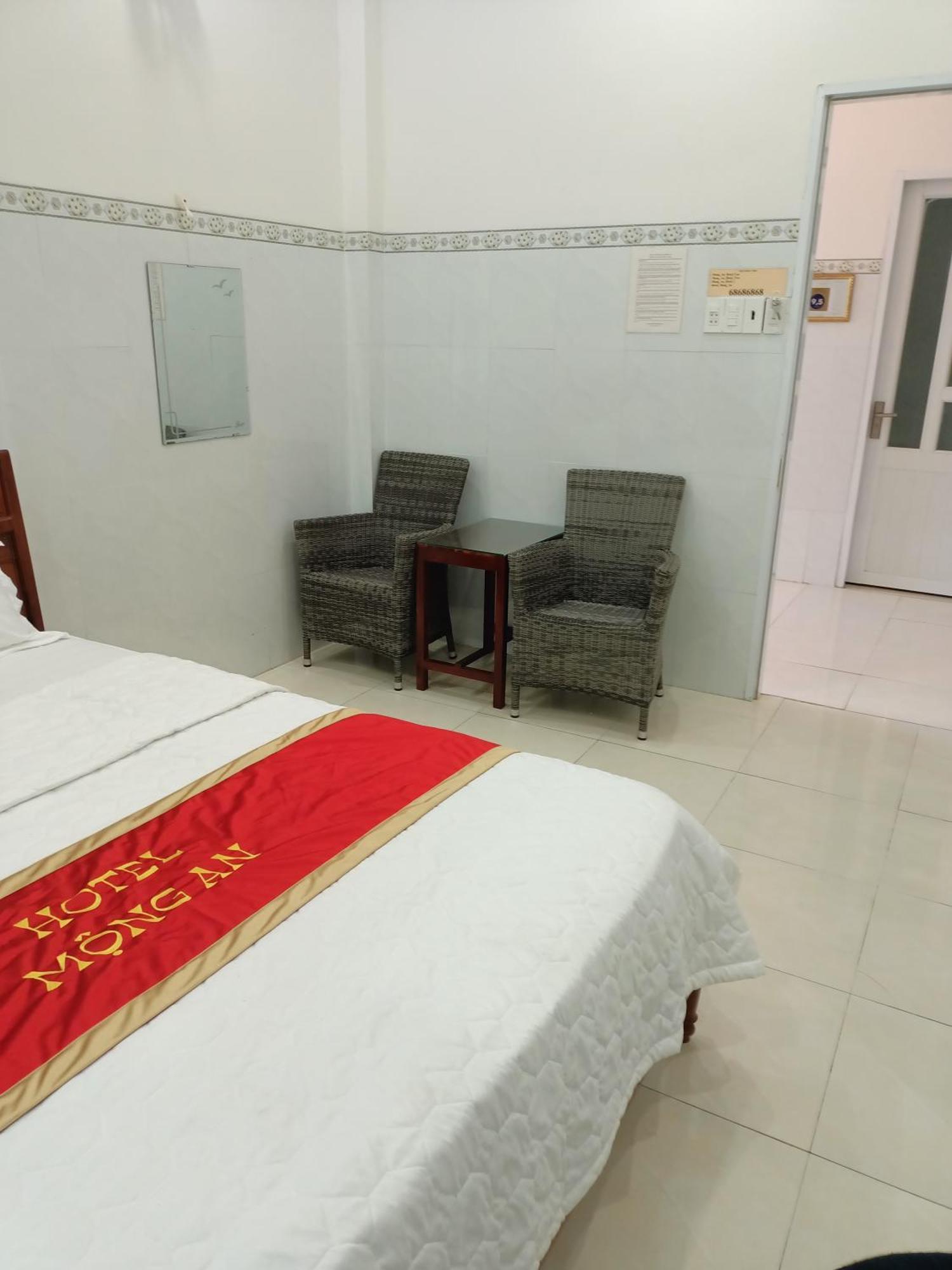 Hotel Khach San Mong An à Vĩnh Hy Extérieur photo